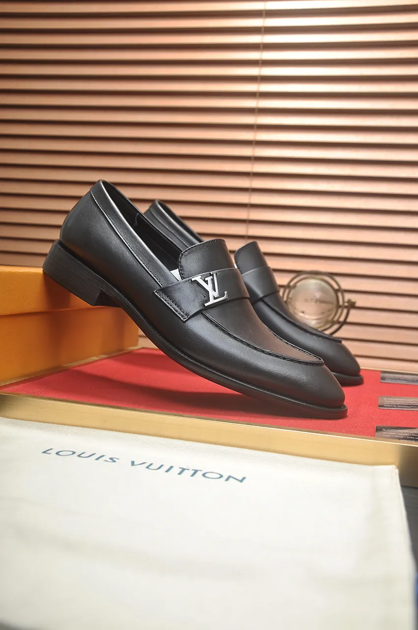 Men's men's shoes 💰540💶 [LV] (original single cowhide lining) 🍀LV's latest genuine leather business suit shoes are launched simultaneously on the official website. The first-layer cowhide imported from Italy is made of heavy gold, 💥official website 1:1 rubber outsole. Versatile to wear, high-end without losing class, and the color combination is extraordinary. This four-season style is alluring when worn on your feet, showing off your big-name flair. Standard code 38-45 (45 customized)
